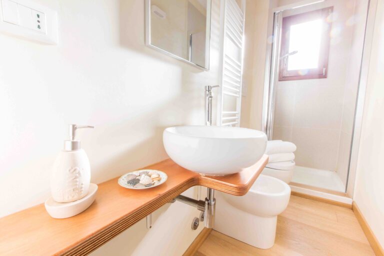 Ca Corte Nova Venice apartment canal view bathroom