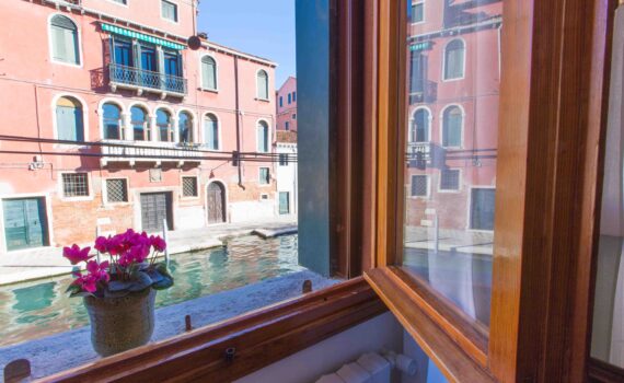 Ca Cammello Venezia appartamento con terrazza vista canale camera da letto