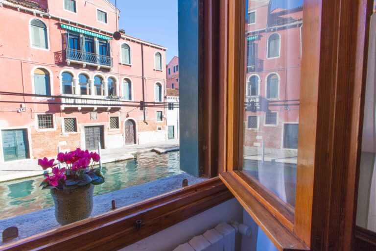 Ca Cammello Venezia appartamento con terrazza vista canale camera da letto