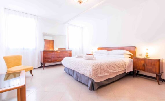 Ca Cammello Venice apartment with terrace canal view bedroom