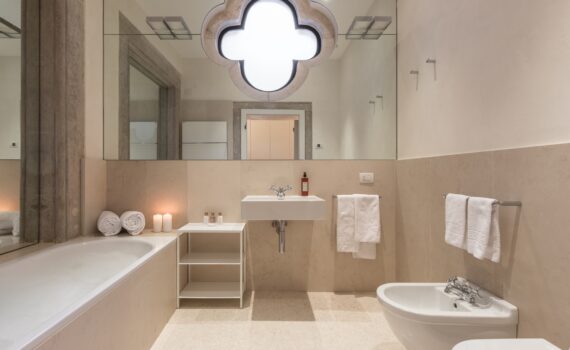 Scaleter Pastry Chef apartment in Palazzo Venice venice2live bathroom