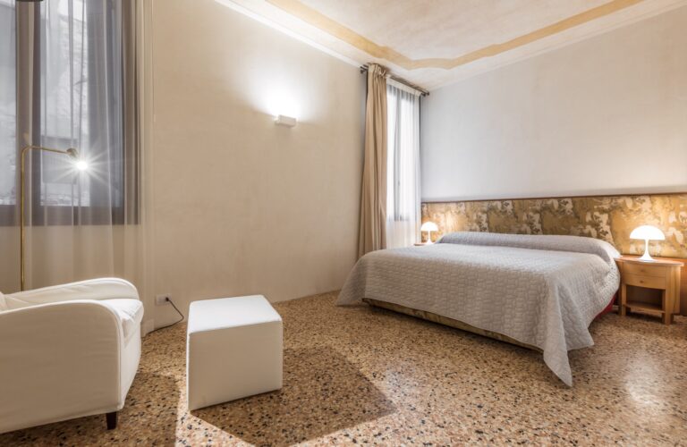 Scaleter Pastry Chef apartment in Palazzo Venice venice2live bedroom