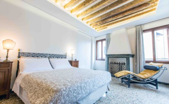 Venice Apartment with canal view Ca Grimani bedroom