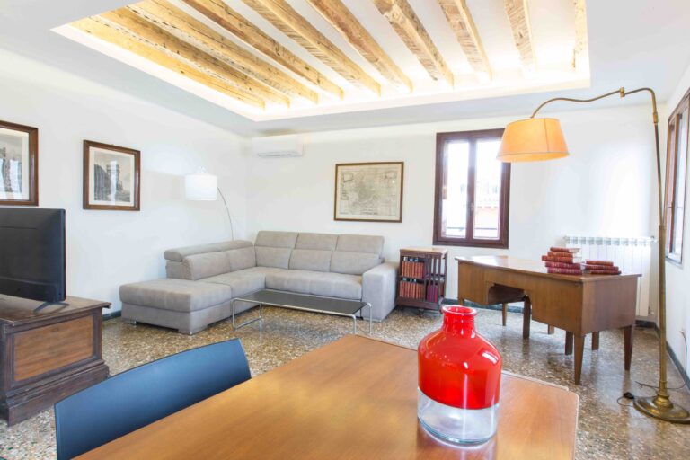 Venice Apartment with canal view Ca Grimani living