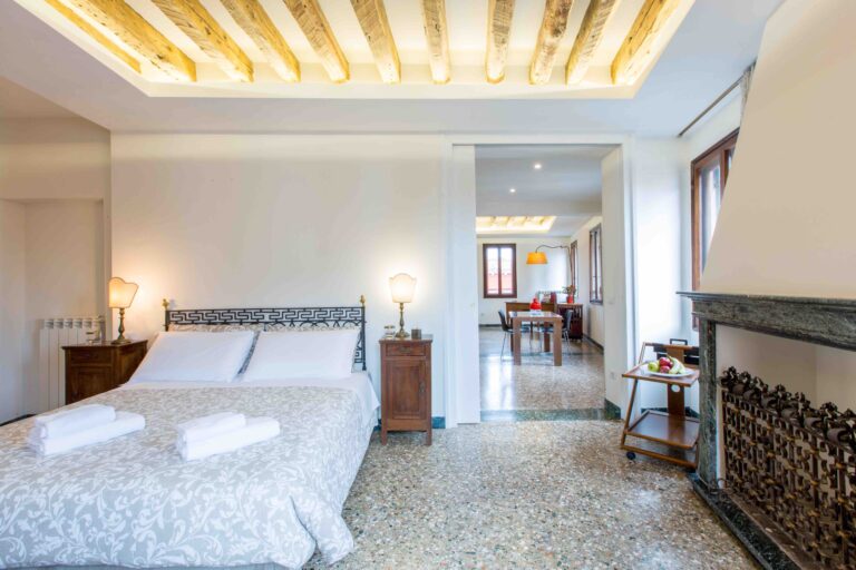 Venice Apartment with canal view Ca Grimani room