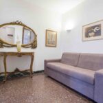 Venice Apartment with canal view Ca Grimani sofa